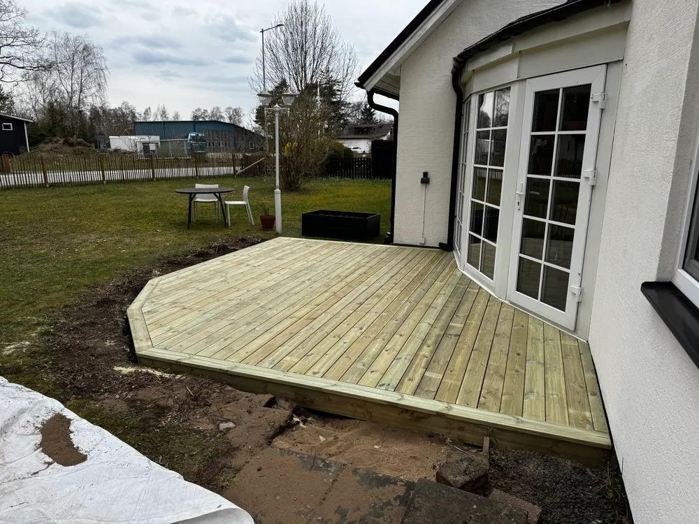 Trädäck ca 20 kvm utanför Kävlinge. Resultatet blev ett trädäck med dold infästning och fokus på detaljerna.